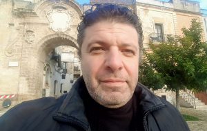 Il teatro in consegna ad ogni oritano davanti a tutte le case, o quasi