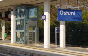 Rompe bacheca dei treni e si ferisce ad una mano: 20enne arrestato alla stazione di Ostuni