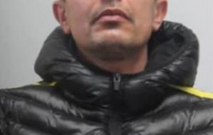 Non si fermano all’alt dei Carabinieri, ingaggiano inseguimento e finiscono con l’auto contro un muro