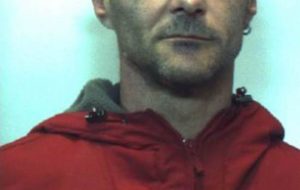 Cerca di eludere il controllo, ingiuria e spintona i Carabinieri: arrestato 41enne
