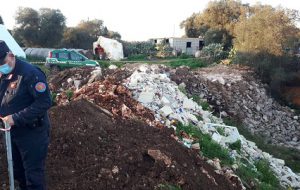 Scaricano rifiuti in terreno agricolo: scoperti e denunciati dai Carabinieri Forestali