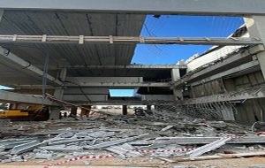 Crolla il solaio di un capannone in costruzione: un morto e quattro feriti