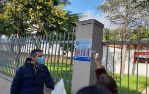 Il Sindaco Antonello Denuzzo in visita alla scuola Distante 2 ribattezzata “Rousseau”