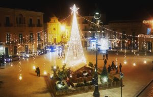 A Fasano le luminarie natalizie resteranno accese fino a San Valentino