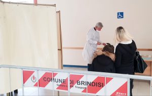 Continua lo screening gratuito per la popolazione scolastica di Brindisi: oggi eseguiti 376 tamponi, tutti negativi