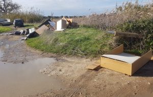Sequestrato camion che ha scaricato rifiuti sulla litoranea