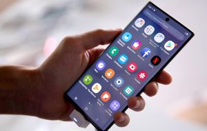 Entra in lavanderia e ruba smartphone: denunciato 21enne