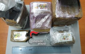 Si scambiano zaino contenente 2,3 kg hashish ma i Carabinieri sono in agguato: tre arresti
