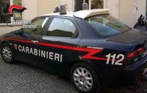 Tenta di trafiggersi lo stomaco con un coltello per evitare il carcere