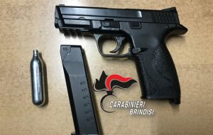 Tre minori sparano con pistola ad aria compressa cose e persone: denunciati dai Carabinieri