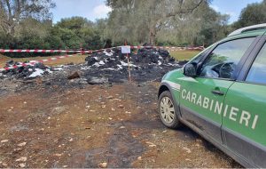 Rifiuti di plastica abbandonati e dati alle fiamme: sequestrate due aree