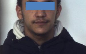 Due rapine nello stesso giorno, una al supermercato e l’altra al tabaccaio. Le indagini lo incastrano e viene arrestato