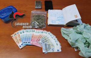 Spacciatrice incastrata dalla perquisizione domiciliare: trovati erba, bilancino e diario con la contabilità dello spaccio