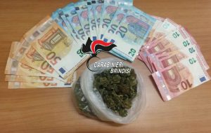 In casa 45 grammi di erba e denaro ritenuto provento di spaccio: arrestato 23enne di Brindisi