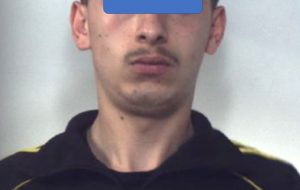 Nasconde 10 dosi di marijuana in un muretto di fronte casa: arrestato.