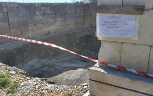 Brucia rifiuti in discarica abusiva: denunciato proprietario del terreno