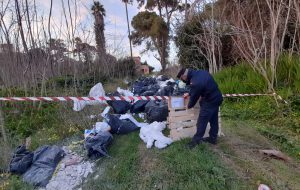 Discarica a Villa Pignicedda, i rifiuti provengono da un cantiere al quartiere La Rosa. Denunciato imprenditore