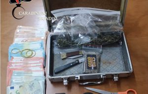 In casa 100 grammi di fumo ed erba, bilancino, 2mila euro in contanti e materiale per il confezionamento: arrestato 21enne