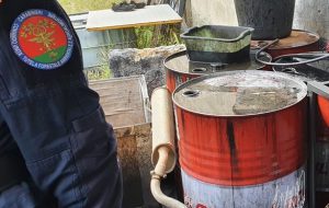 Rifiuti pericolosi sversati nel terreno attiguo al capannone: denunciato carrozziere