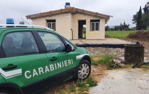 Costruiscono casa abusiva: blitz dei Carabinieri Forestali