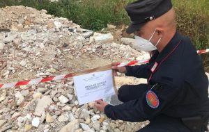 Seppelliscono rifiuti edili in un terreno agricolo: denunciato 71enne