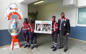 I volontari dell’Associazione Polizia di Stato consegnano uova di pasqua ai piccoli degenti del reparto Pediatria dell’ospedale Perrino di Brindisi