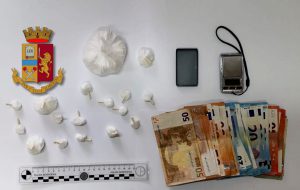Dagli arresti domiciliari gestiva un vero e proprio supermercato della droga