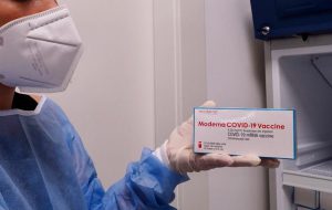Poste: domani 2400 dosi di vaccino Moderna all’Ospedale Perrino