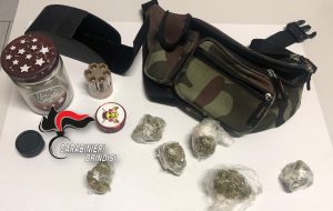 In auto con 33 grammi di marijuana: un arresto e una denuncia