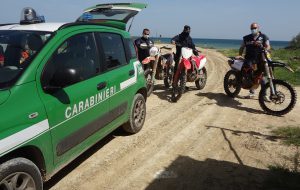 Motocross nel Parco “Saline di Punta della Contessa”: tre centauri bloccati e denunciati, altri tre riescono a fuggire