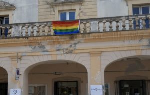 Giornata internazionale contro l’Omofobia, la bandiera Arcobaleno su palazzo dell’Orologio di Fasano