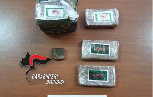 Detiene in casa 811 grammi di hashish suddivisi in 8 panetti, arrestato