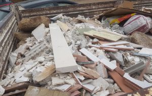 Sequestrato camion carico di rifiuti da demolizioni edili, tubi di plastica e cartoni