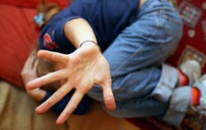 Arrestato 16enne: abusava sessualmente di due 12enni