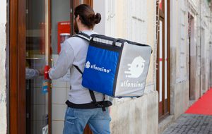 A Brindisi arriva Alfonsino e assume 50 rider, il food delivery sostenibile che permette di ordinare con FB si espande in Puglia