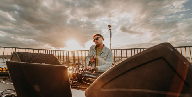 DJ Set dal Monumento al Marinaio: il video dell’esibizione di Andrea Fiusco