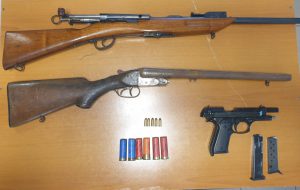 In casa fucile con matricola abrasa, pistola con canna modificata e varie munizioni: arrestato
