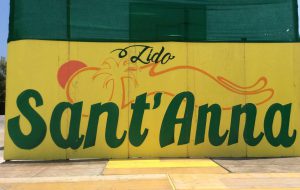 Sequestrato Lido Sant’Anna, i clienti sul piede di guerra: “non siamo amanti di lettini ed ombrelloni in fila infinita”
