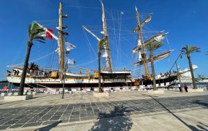Spettacolo sul Lungomare di Brindisi: è ormeggiata la Nave Scuola Palinuro