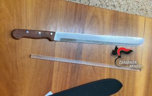 Cammina per strada con un “machete” addosso: denunciato 24enne