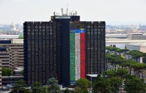 Poste Italiane: 4 dipendenti della Provincia di Brindisi nella maxi bandiera a sostegno degli azzurri