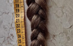 Bimba di 9 anni taglia i capelli e dona una treccia di 40 cm ai malati di cancro