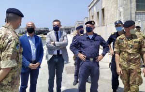 Delegazione M5S visita la forza anfibia della Marina Militare a Brindisi