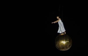 A Teatro Madre la funambolica magia della danza aerea con lo spettacolo “Leonardo Da Vinci”