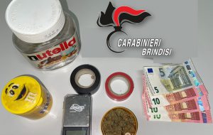 Sorpreso in casa con la marijuana, aggredisce i Carabinieri: arrestato 25enne