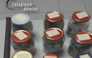 Nasconde nello scantinato vasetti con 200 grammi di marijuana