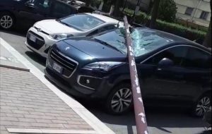 Dopo la caduta di un palo della pubblica illuminazione, il Comune di Brindisi sostituisce tutti quelli di Piazza Di Summa