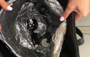 Borsa schermata per beffare l’antitaccheggio e rubare vestiti di valore: arrestata 34enne
