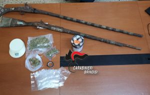 Ai domiciliari con 100 grammi di marijuana e due fucili privi di matricola