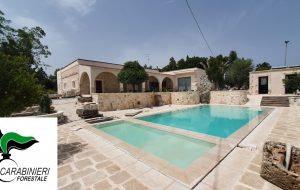 Abusi edilizi nelle campagne tra Ceglie ed Oria: i Carabinieri Forestali sequestrano piscina ed elisuperficie
